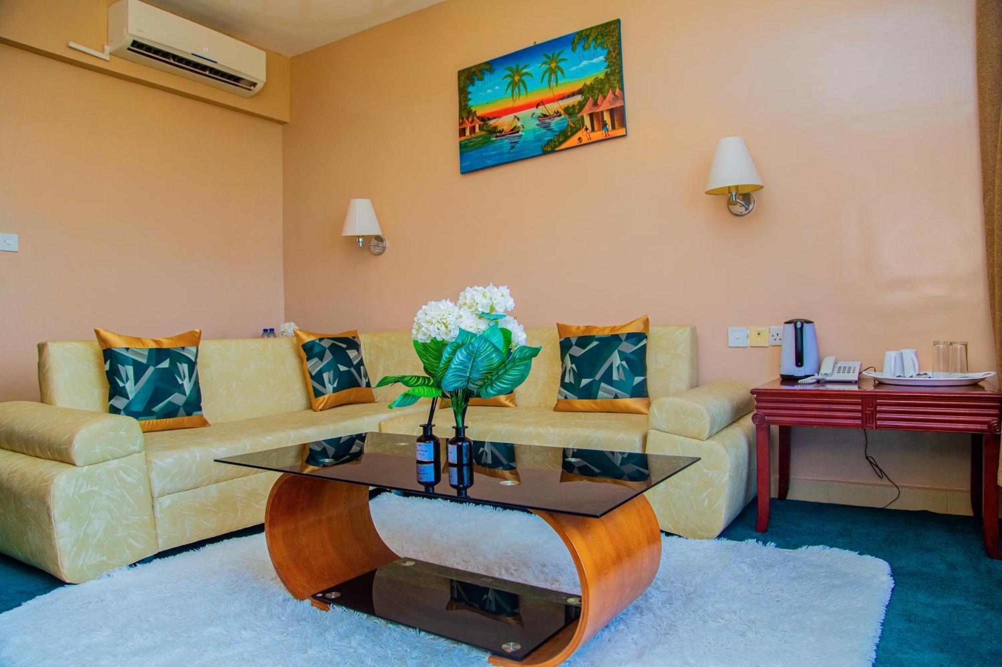 Luwa Evergreen Hotel Мтвара Екстериор снимка
