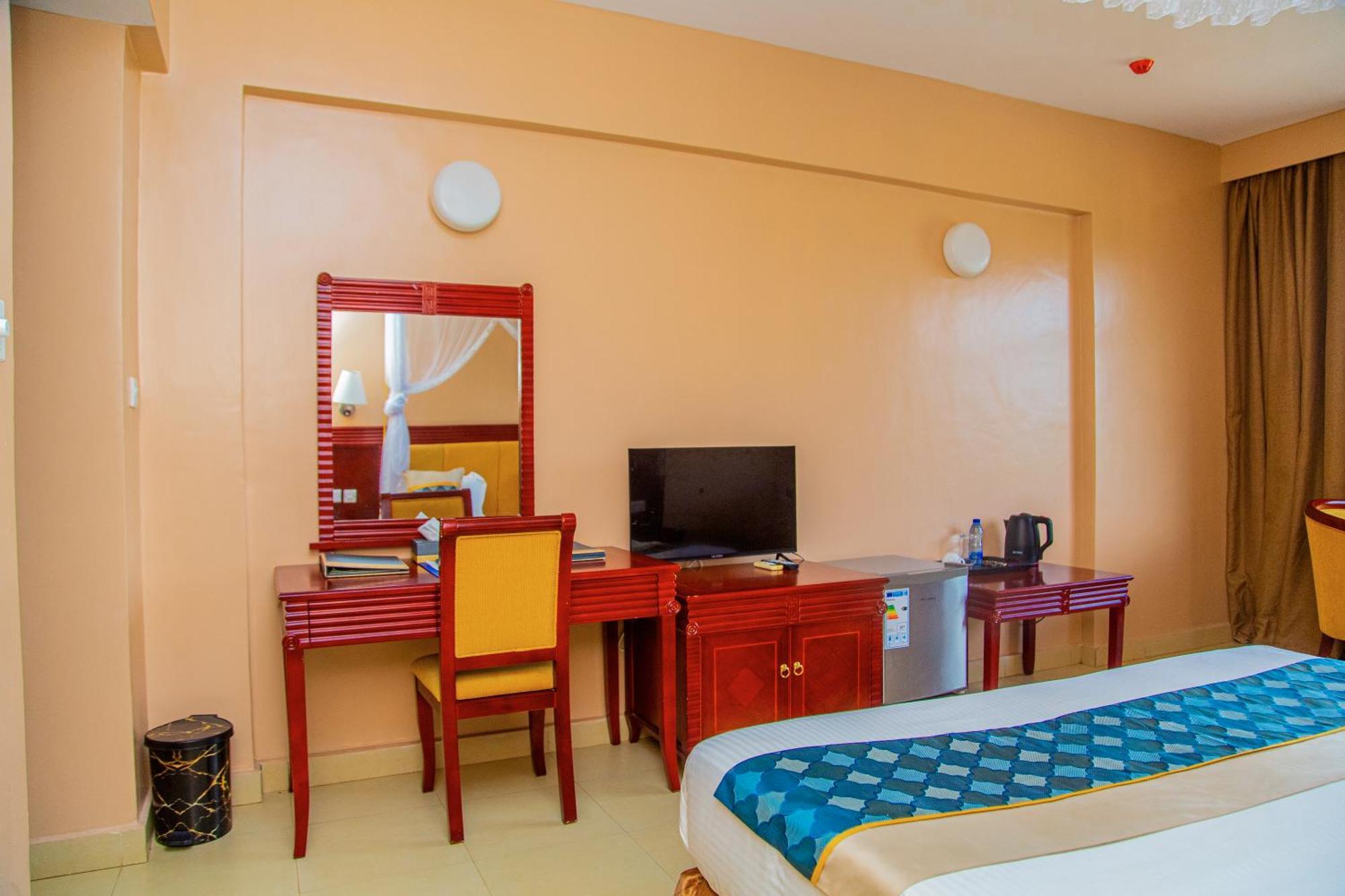 Luwa Evergreen Hotel Мтвара Екстериор снимка