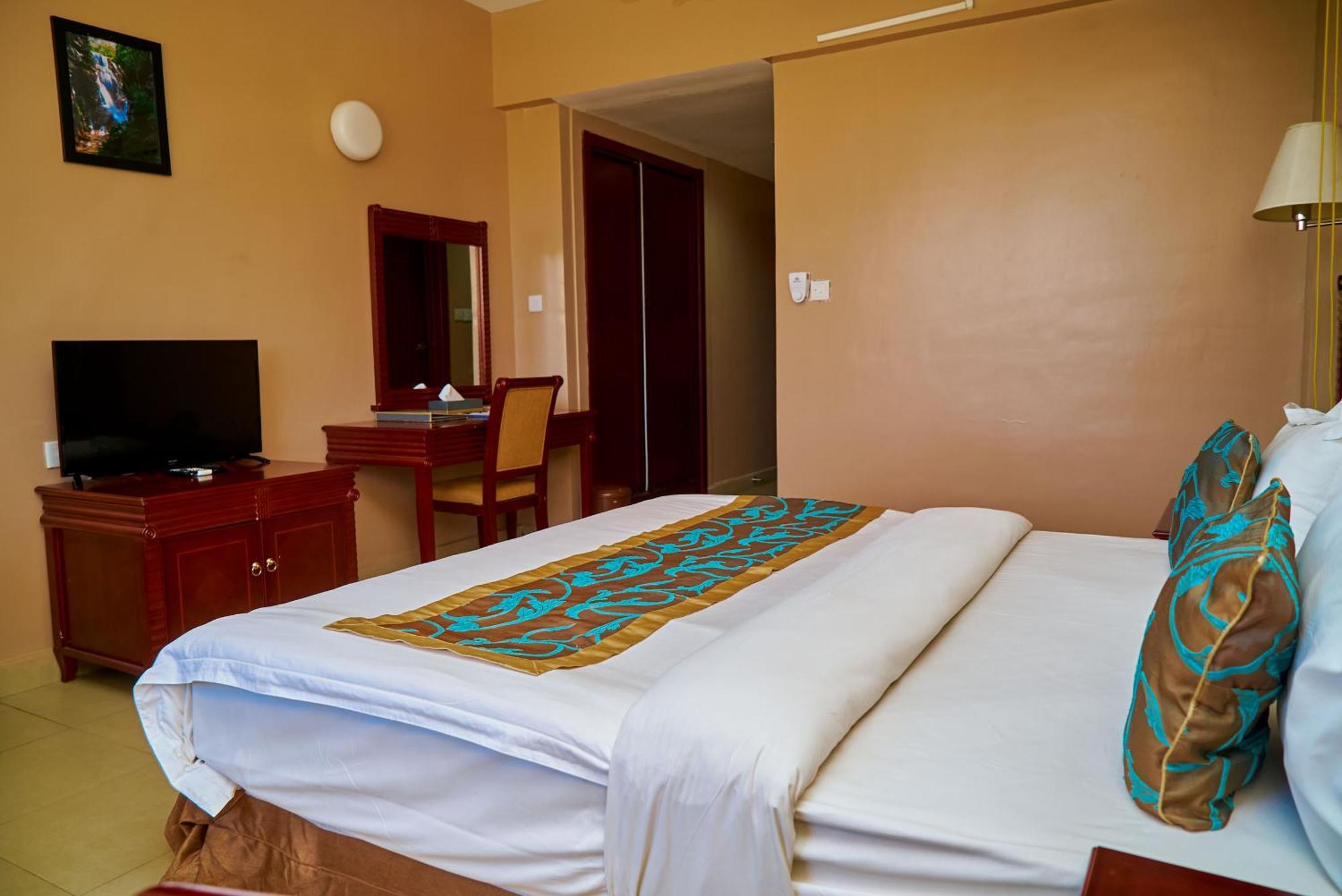 Luwa Evergreen Hotel Мтвара Екстериор снимка